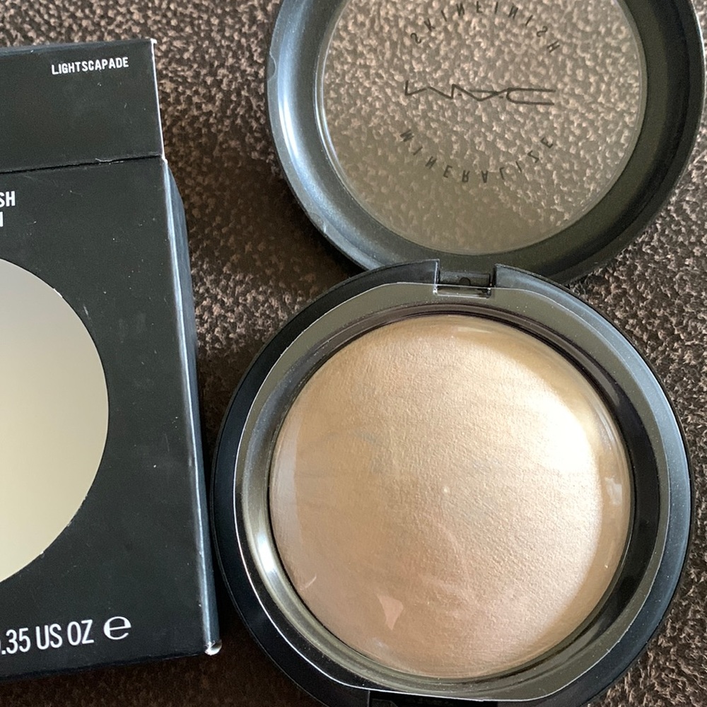 MAC Mineralize Skinfinish in Lightscapade NWB